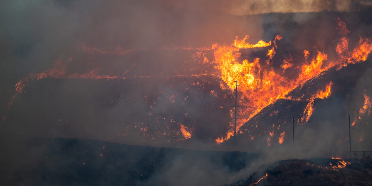 New LA Fireplace Retains Residents on Edge As It Mushrooms to 10,000 Acres