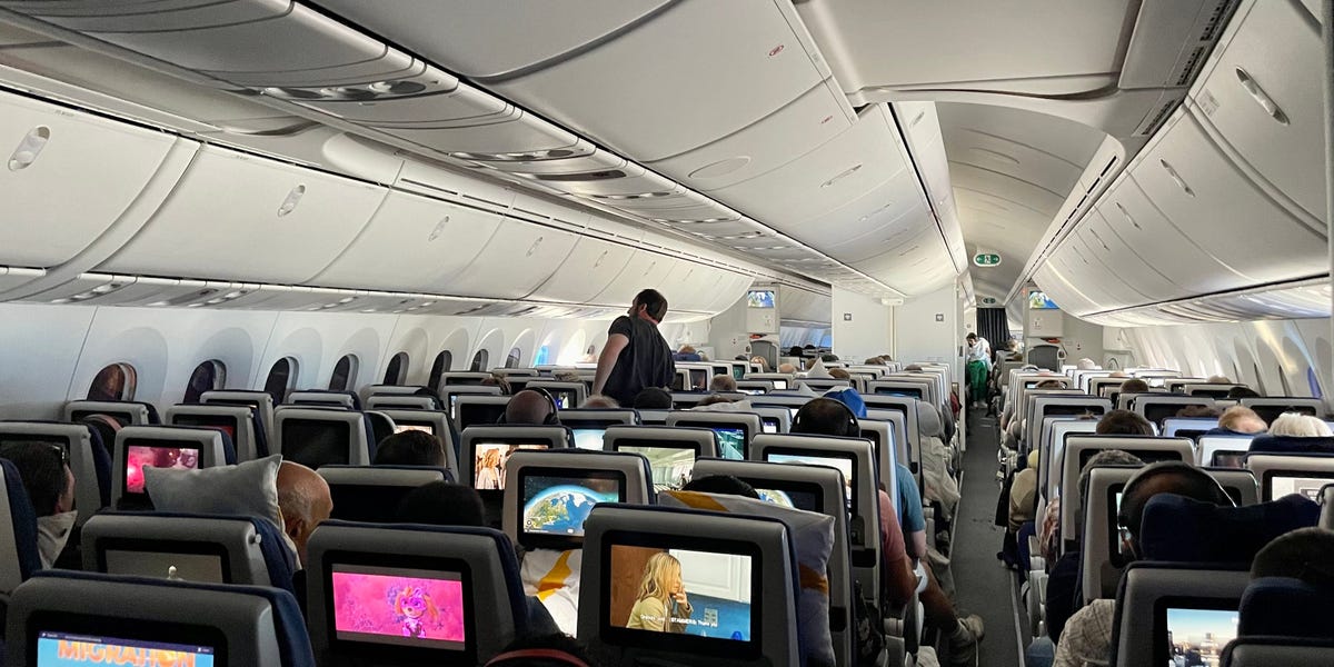I In contrast the Entrance and Again of Financial system on a Lengthy-Haul Flight I In contrast the Entrance and Again of Financial system on a Lengthy-Haul Flight