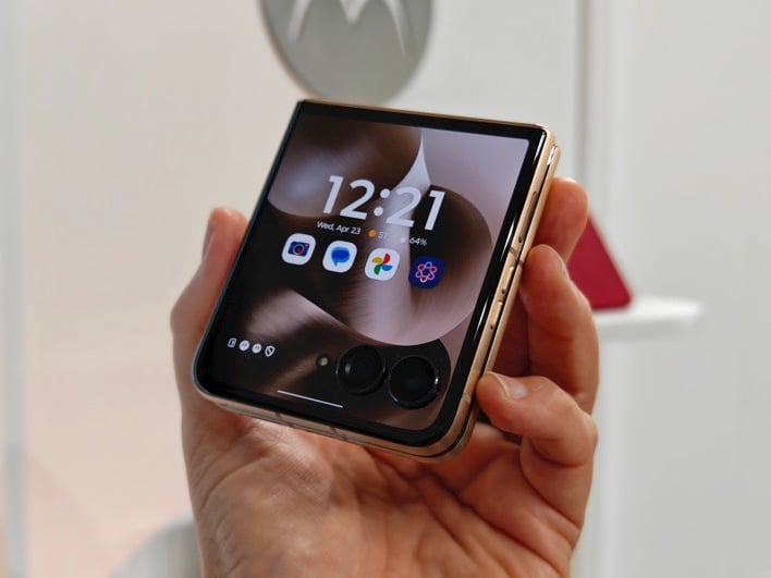 Moto Razr Extremely (2025) Evaluation: A Masterful Folding Flip Cellphone Moto Razr Extremely (2025) Evaluation: A Masterful Folding Flip Cellphone