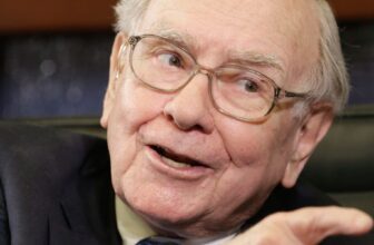 Warren Buffett Hails Apple CEO Tim Prepare dinner As Considered one of a Variety
